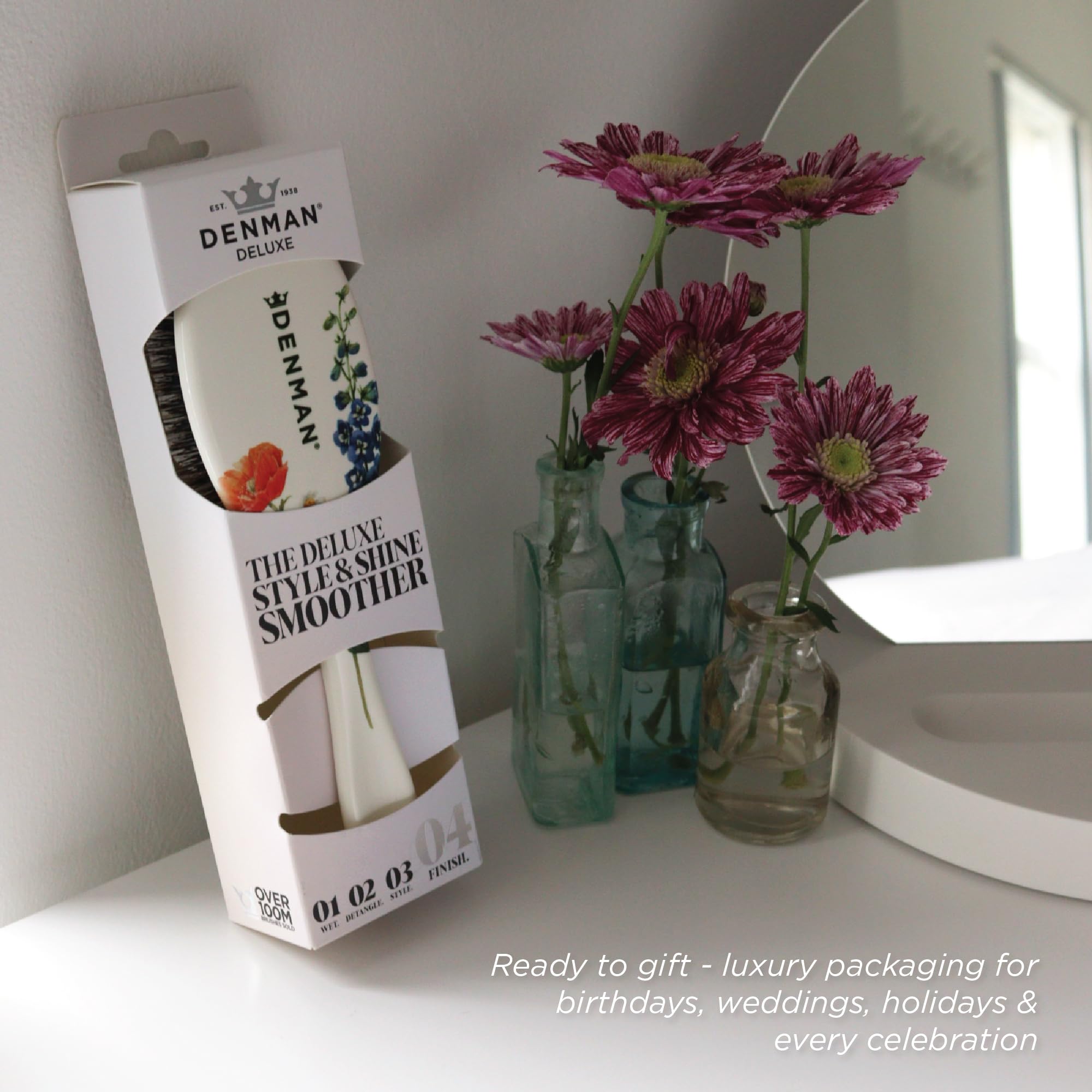 Denman D81M in-use detangling action on textured hair.