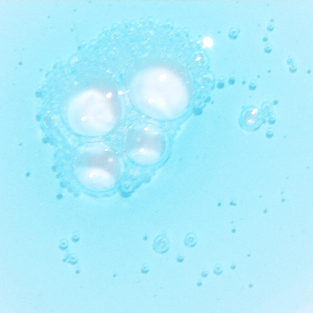Copper peptides and resveratrol components highlight brightening, calm skin.