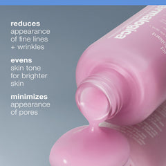 Dermalogica Liquid Peelfoliant pour demonstrates even application