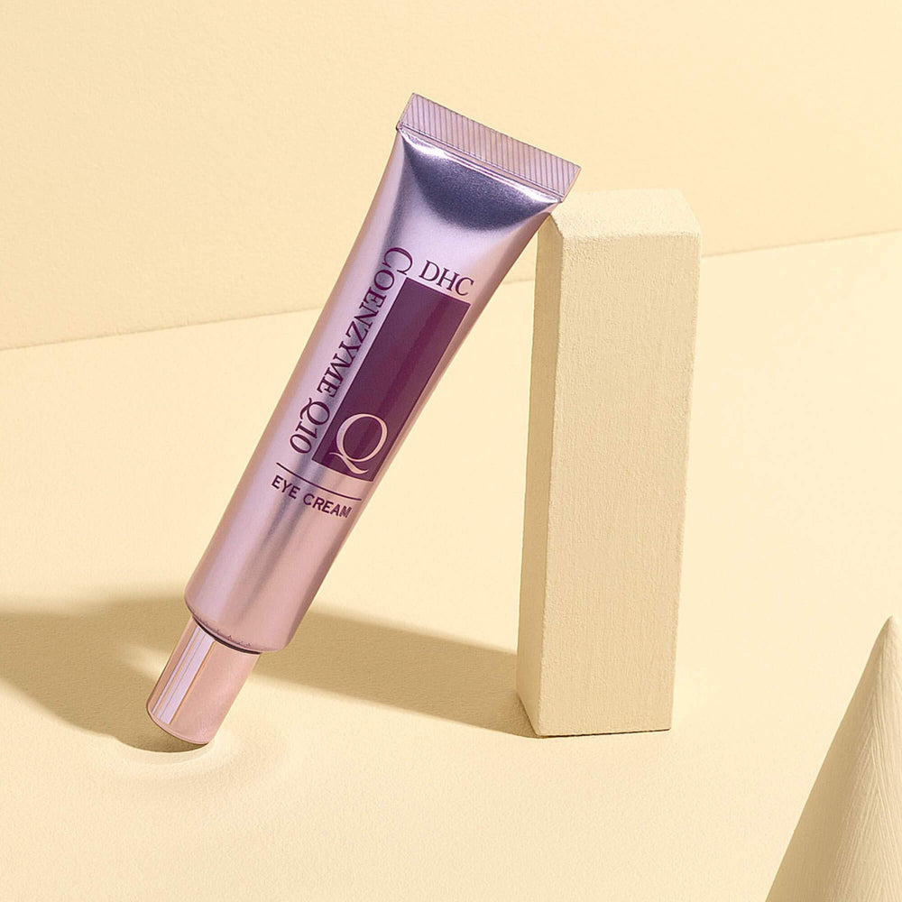 Under-makeup use depicted for smoothing and hydration before makeup.