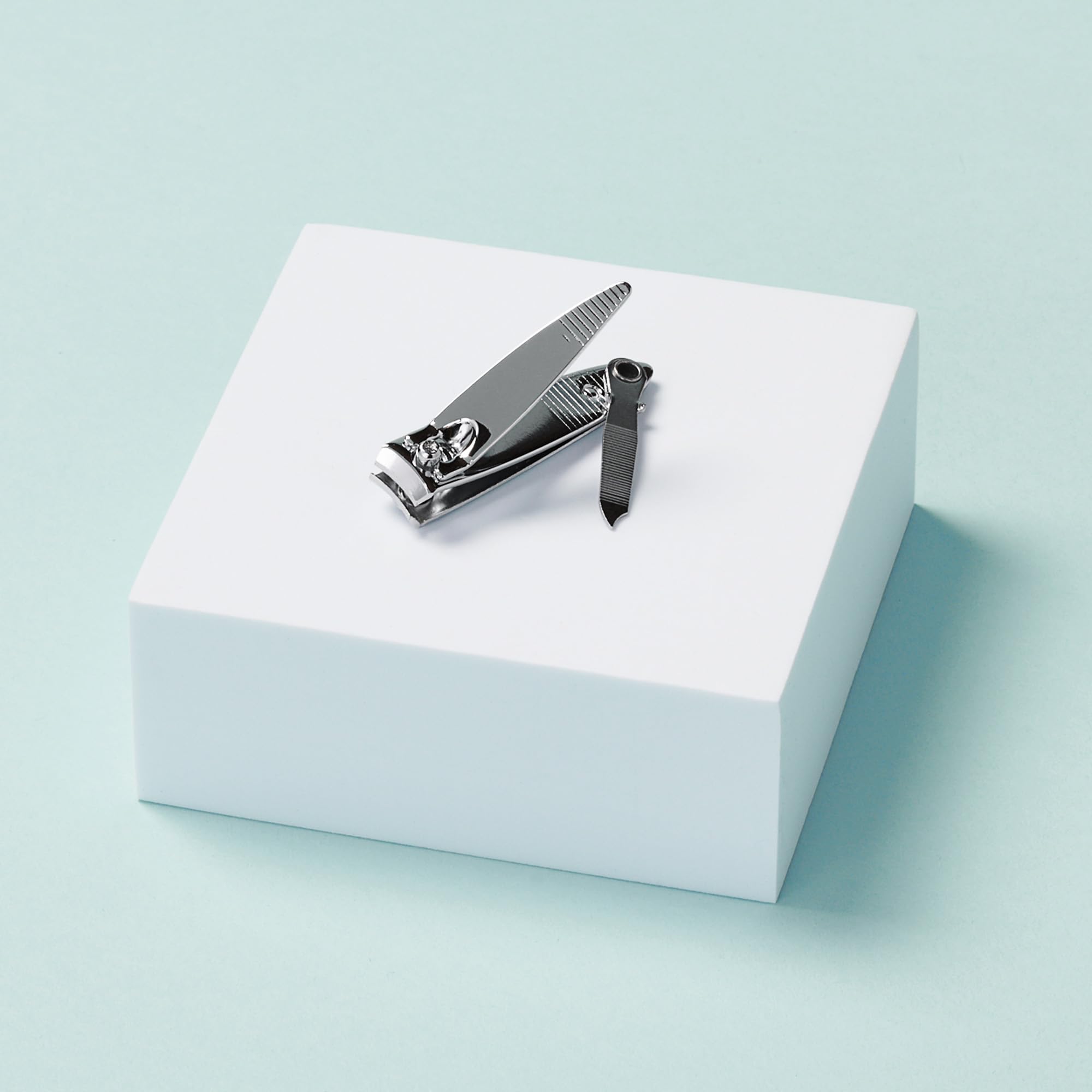 Diane D904 compact handheld design offers comfortable grip for accurate trimming.