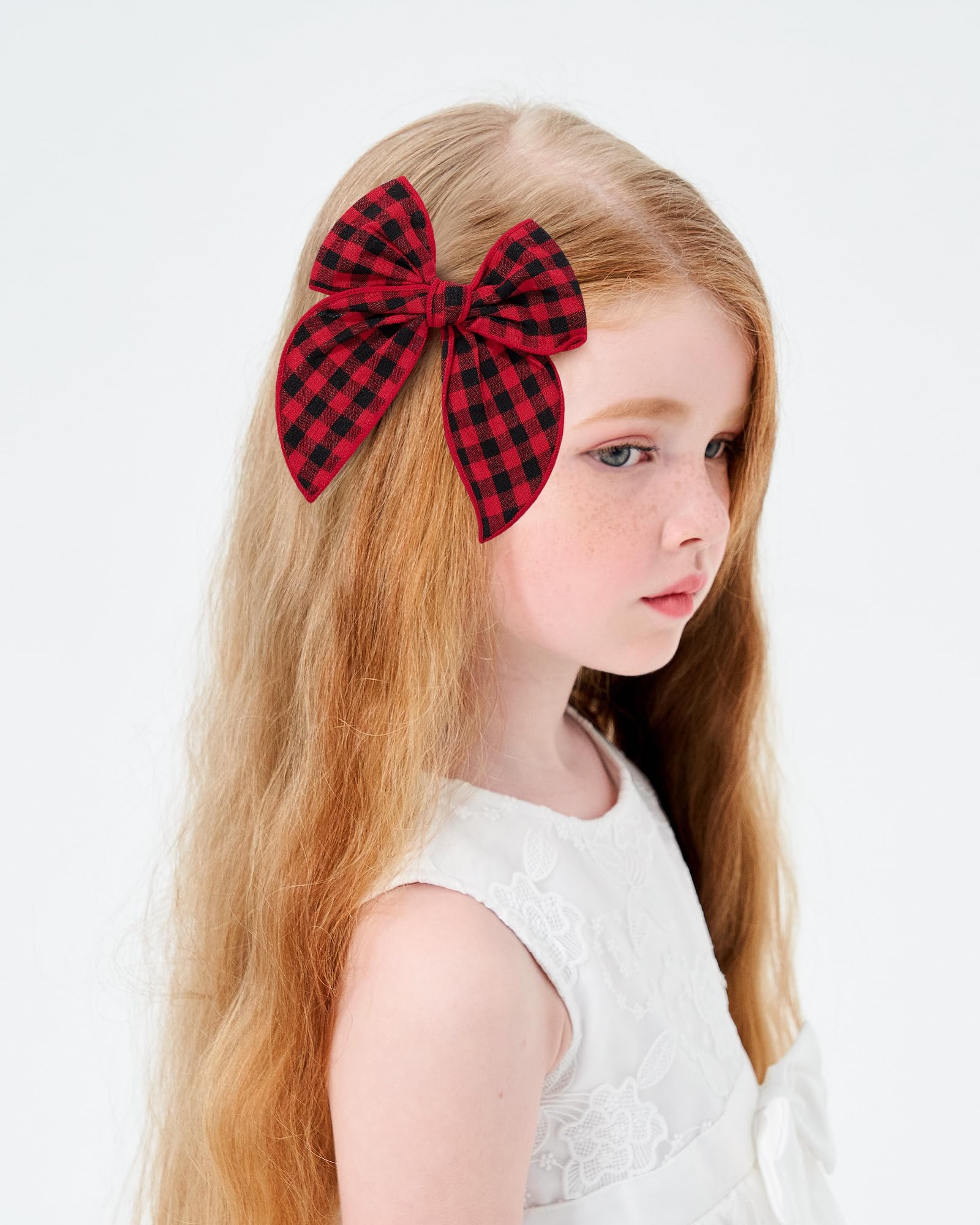 Doboi star pattern bow closeup adds festive hairstyle charm.