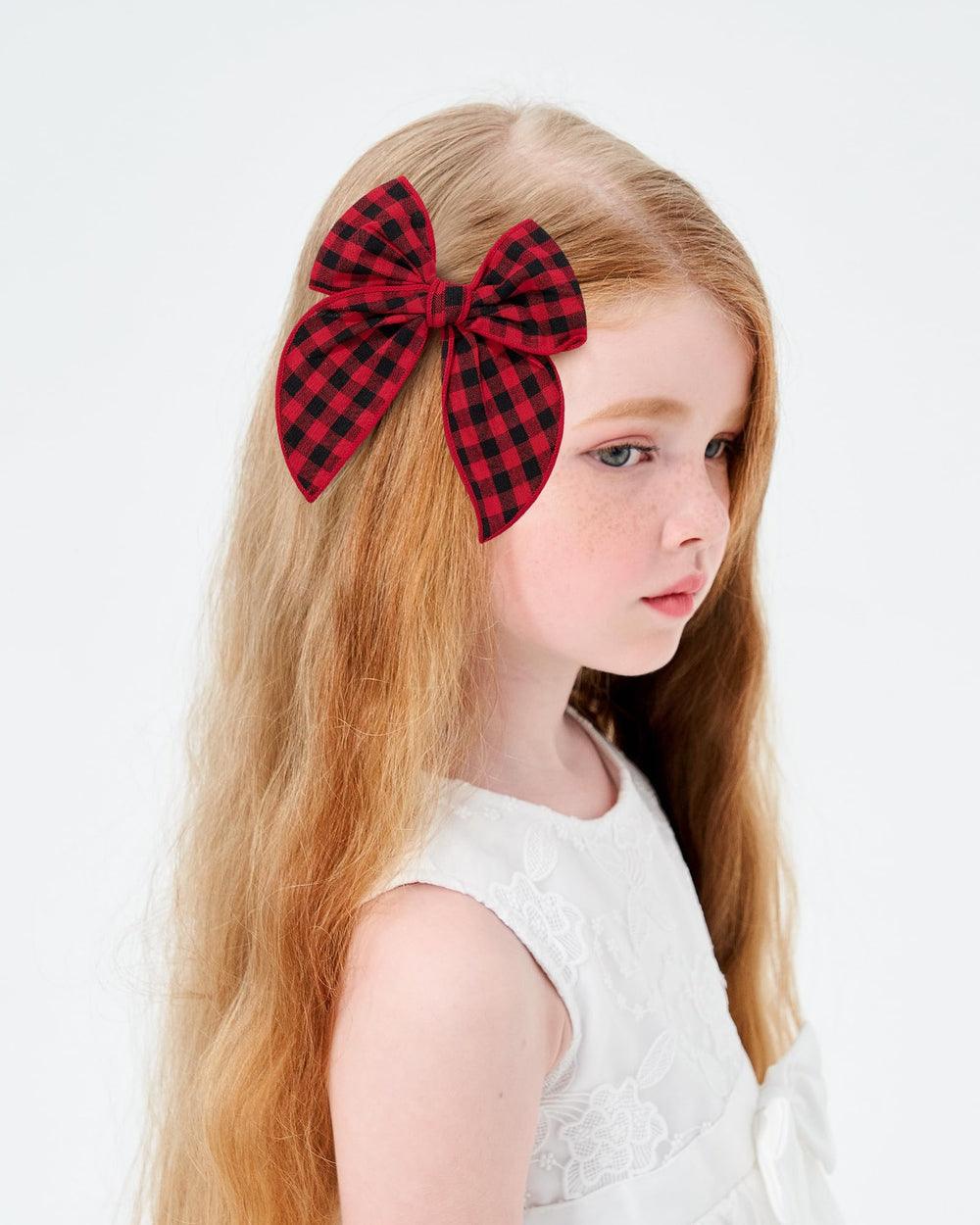 Doboi star pattern bow closeup adds festive hairstyle charm.