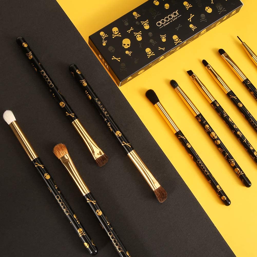 Docolor eyeshadow brush for layering color and depth
