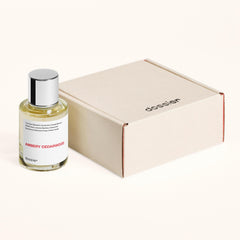 Dossier Ambery Cedarwood liquid amber tone close-up evokes warm mood and allure.