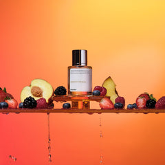 Dossier Ambery Peach bottle cap close-up highlights premium finish for display.