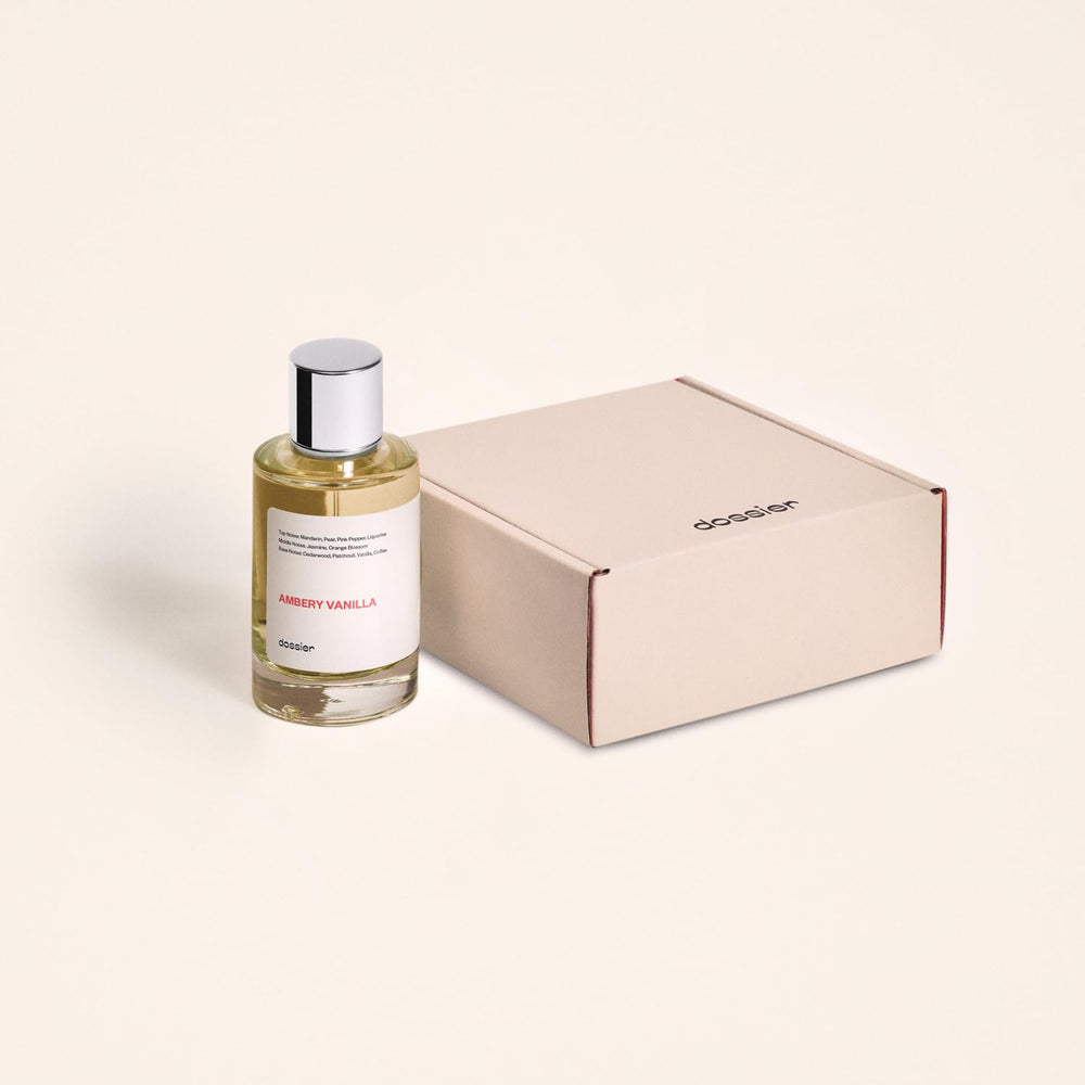 Dossier Ambery Vanilla spray action demonstrates easy, even application for quick refresh.