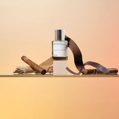 Dossier Powdery Tobacco bottle close-up shows vanilla-tobacco blend.