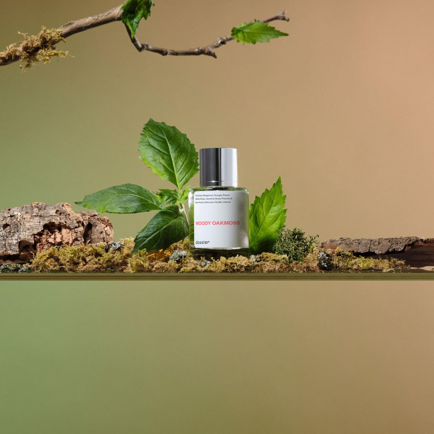 Dossier Woody Oakmoss spray application offers controlled fragrance for evenings.
