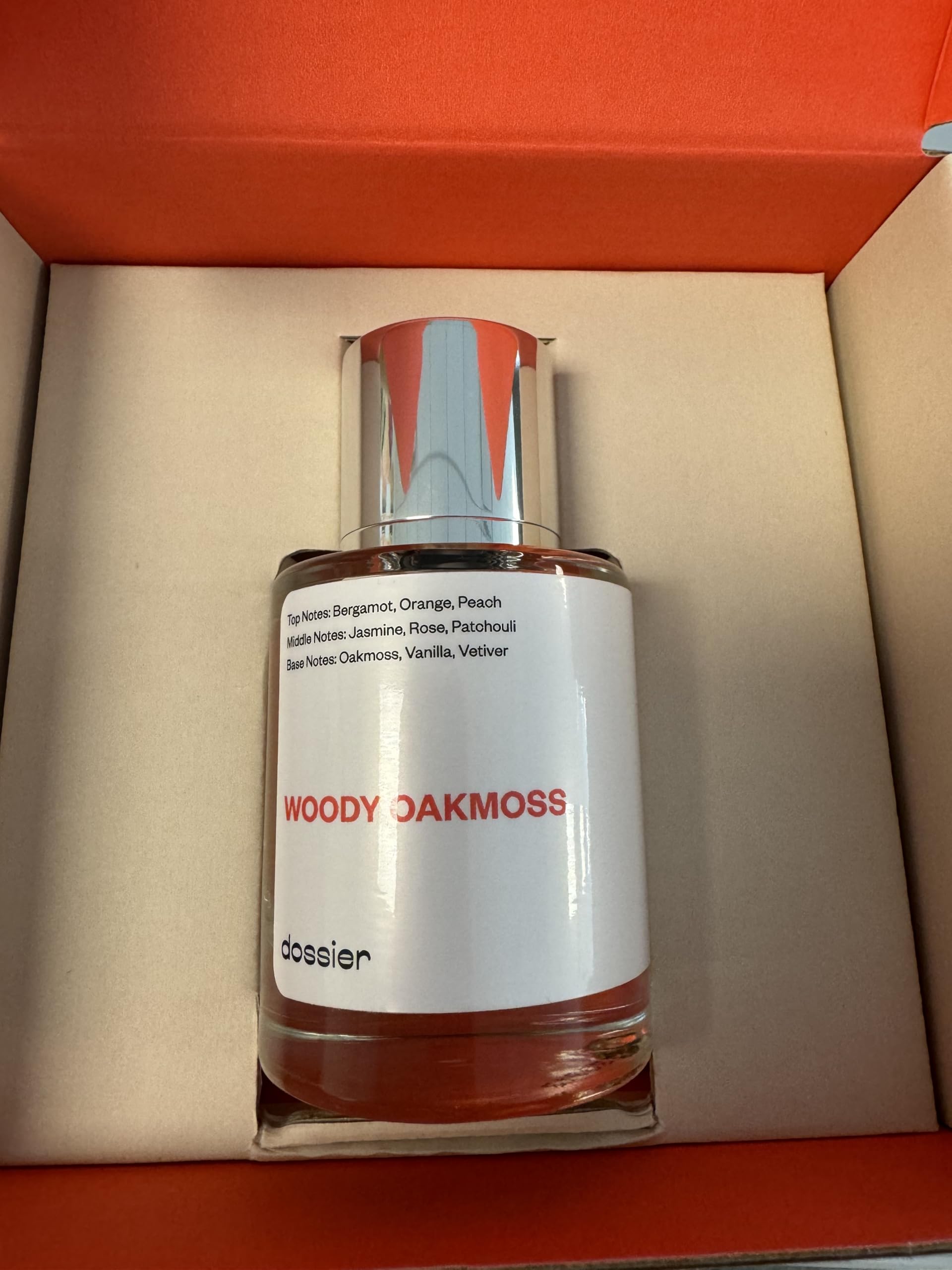 Dossier Woody Oakmoss base showcases vanilla, vetiver, and oakmoss warmth.