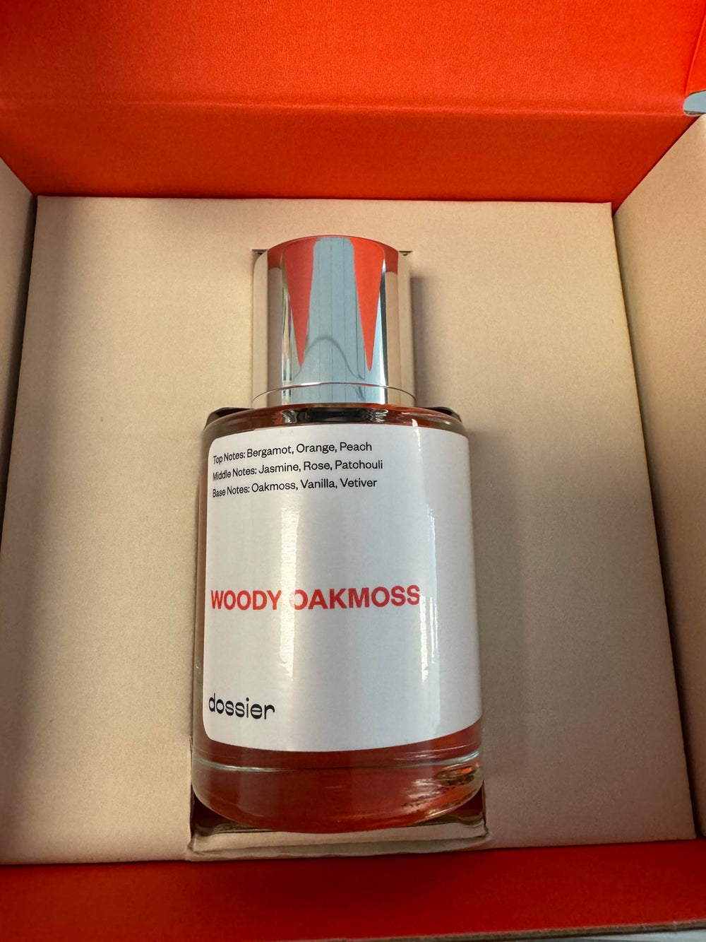 Dossier Woody Oakmoss base showcases vanilla, vetiver, and oakmoss warmth.