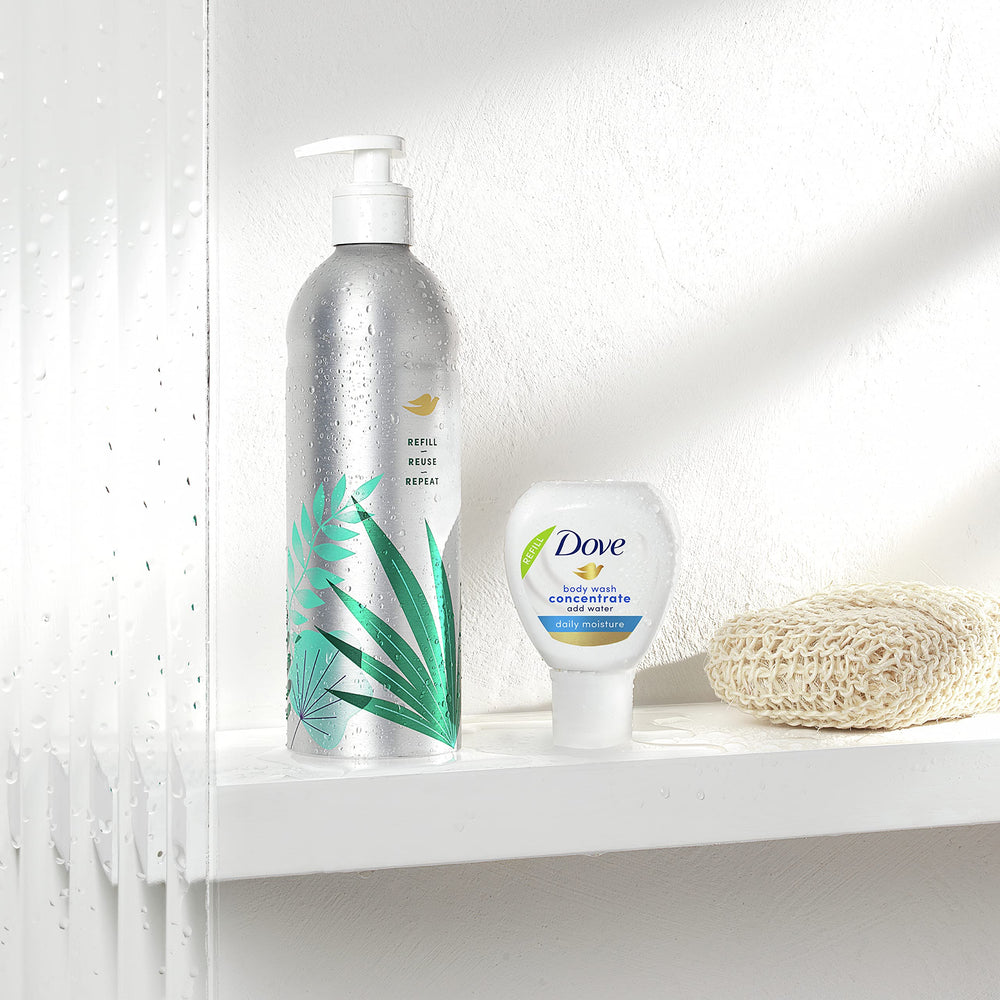 Mezcla fácil de concentrado Dove con agua para obtener jabón corporal.