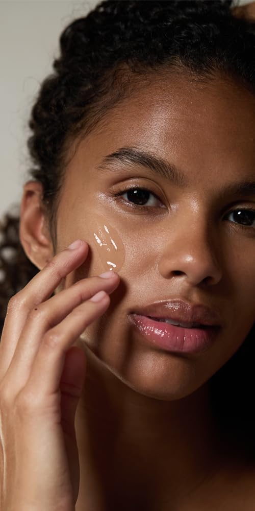 Dr. Hauschka Night Serum application scene—oil-free night care on skin.