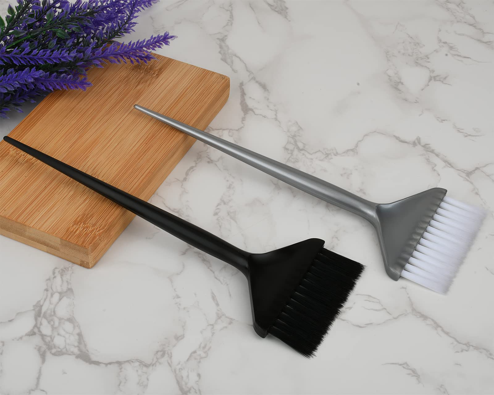 DS. DISTINCTIVE STYLE salon- and home-use brushes for reliable tinting versatility.