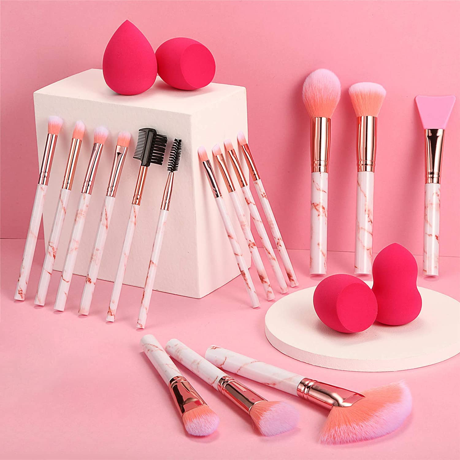 DUAIU transparent bag keeps brushes organized and portable for travel.