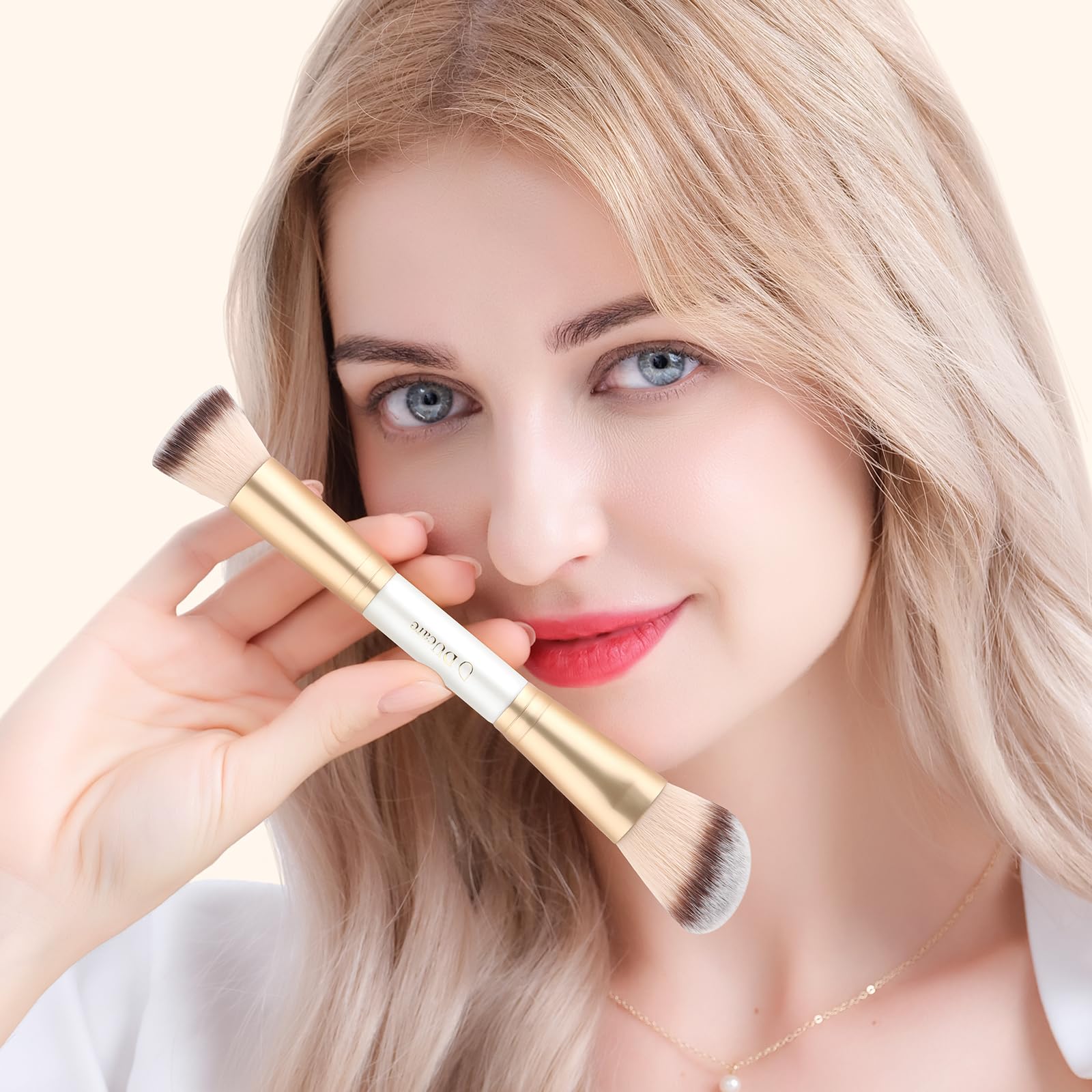 DUcare face brush delivers an airbrushed-looking foundation with even distribution.