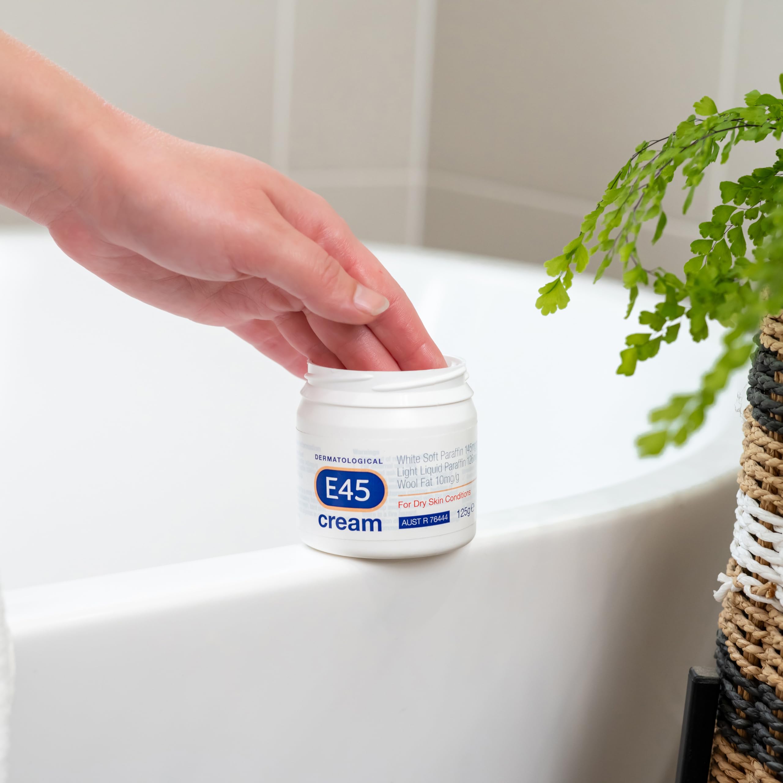 E45 Cream barrier illustration highlighting protective barrier for vulnerable skin.