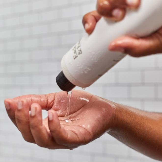 Citrus Vetiver scent image conveying an energizing shower experience for sensitivity care.