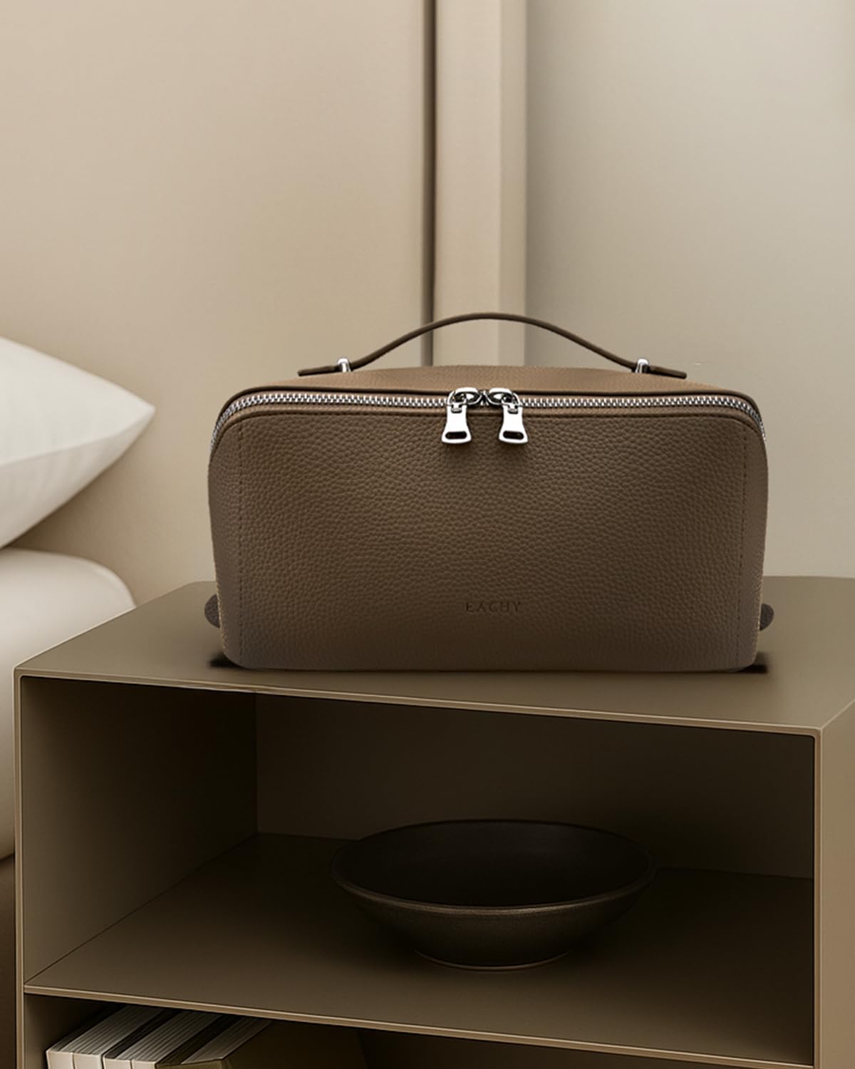 EACHY makeup bag arrives with inflatable padding to prevent creases during transit.