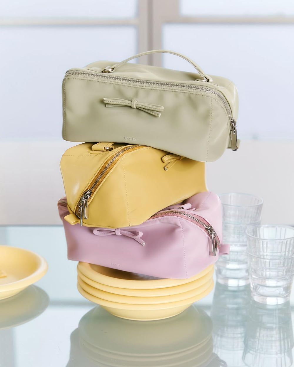 Eachy makeup bag reinforced padded handle offers comfortable carry.