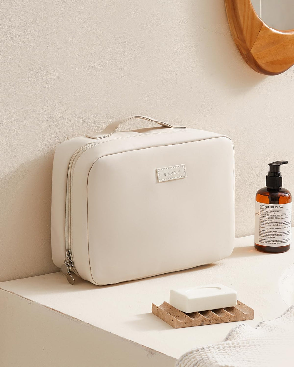 EACHY Toiletry Bag features a hanging hook for convenient use in hotels.