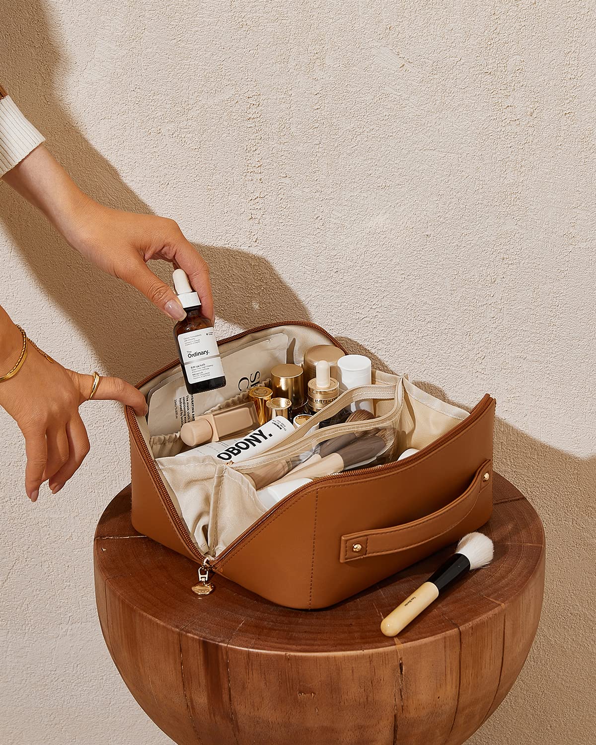 EACHY Travel Makeup Bag brown sturdy handle for easy carry.