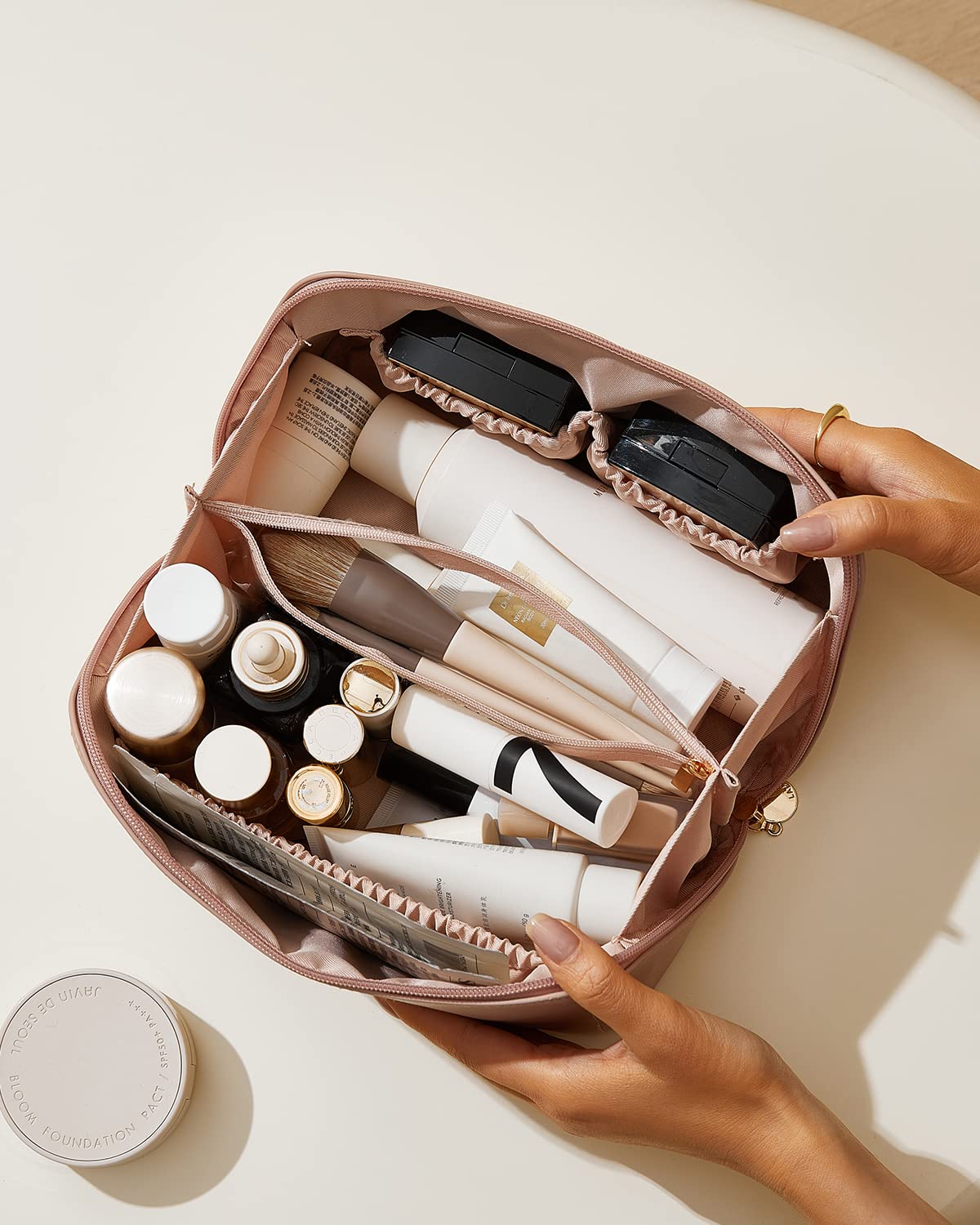 EACHY Travel Makeup Bag showing compact 9.25 x 4.13 x 4.33 inch size for travel planning.