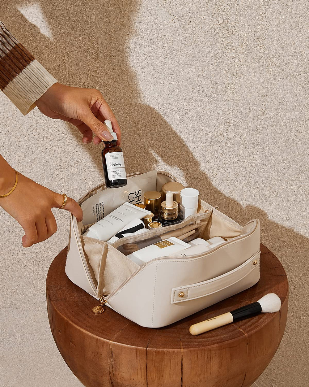 EACHY secure handle makes it easy to grab and go.