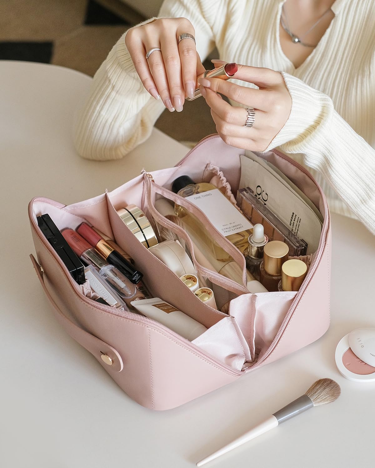 EACHY travel makeup bag inflatable padding ensures crease-free arrival.