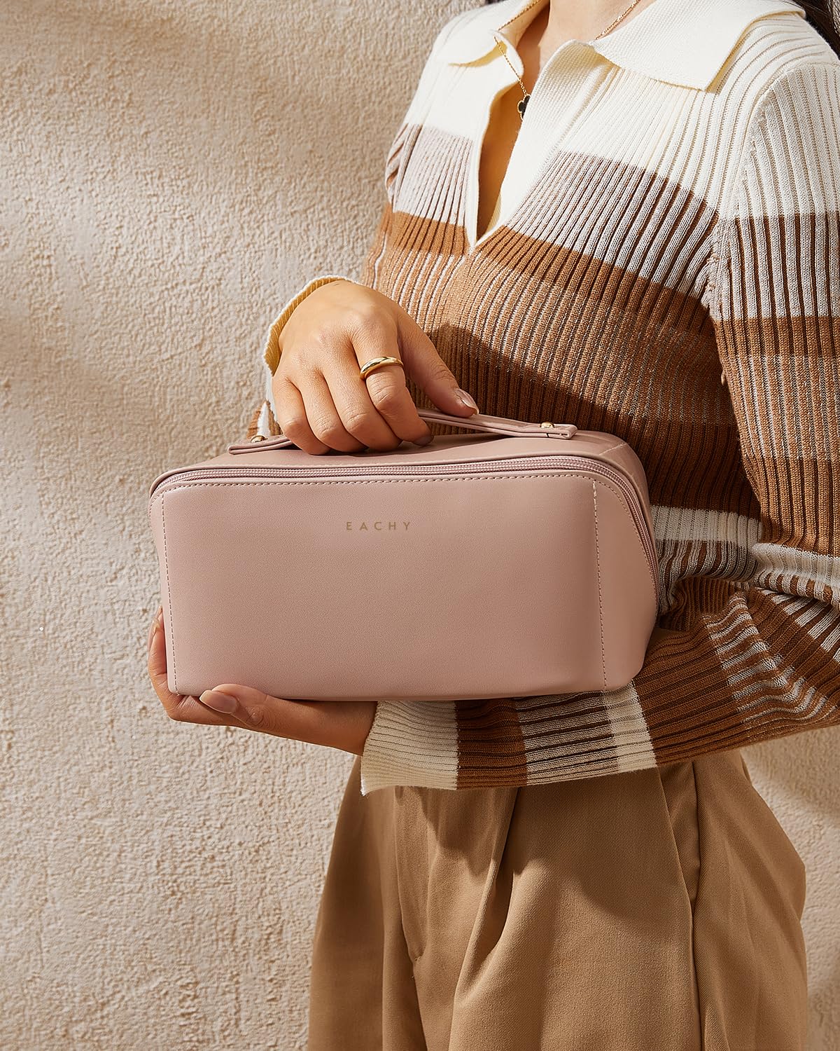 EACHY Travel Makeup Bag protective packaging bubble padding safeguards in transit.