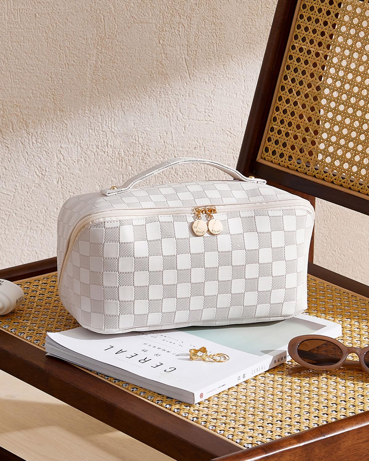EACHY Travel Makeup Bag protective packaging keeps it crease-free.