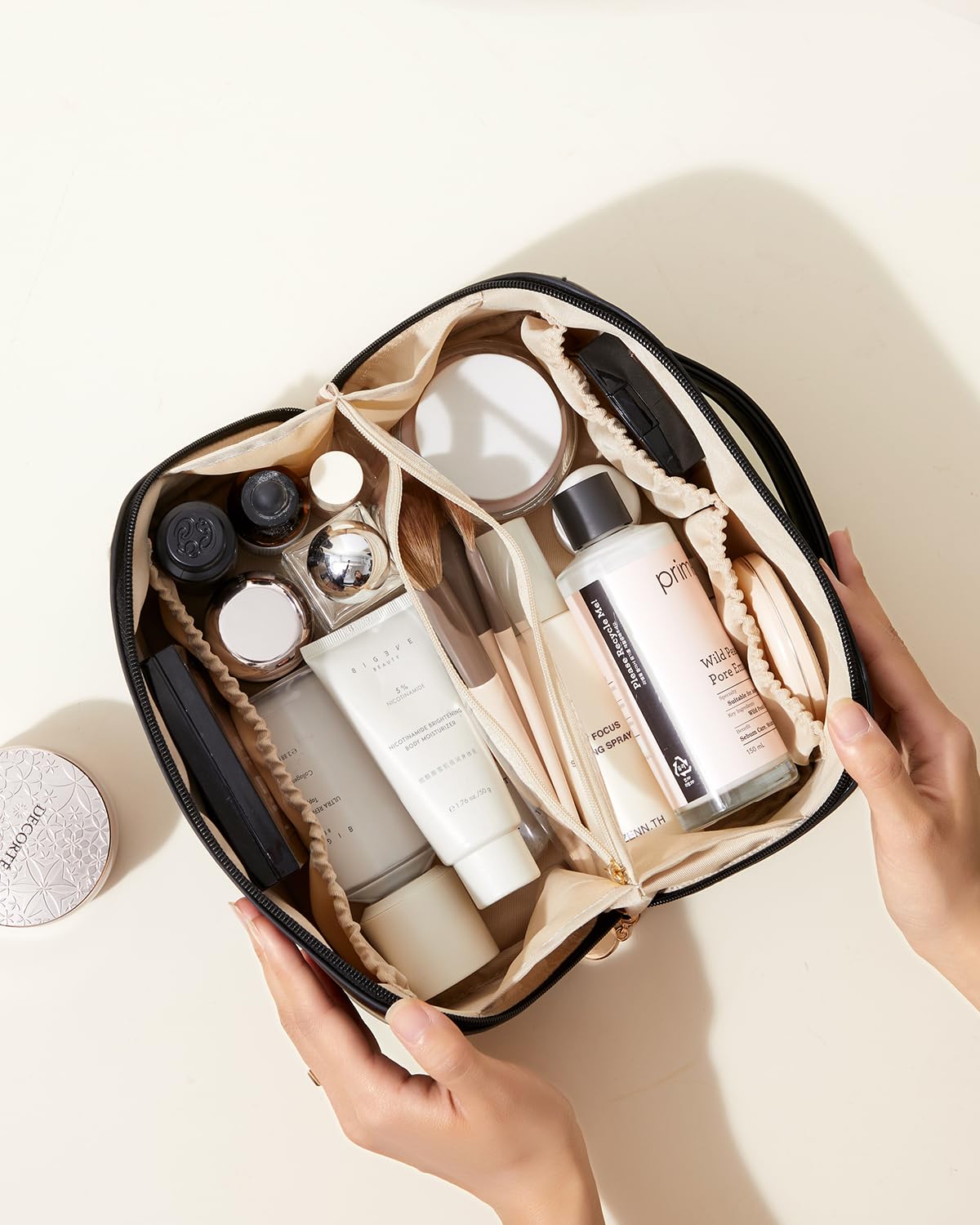 EACHY Water-resistant bag doubles as a compact toiletry and personal item organizer.