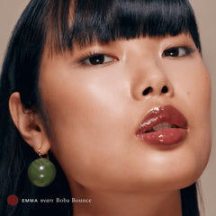 EADEM Le Chouchou cap twist demonstrates easy, precise lip gloss application.