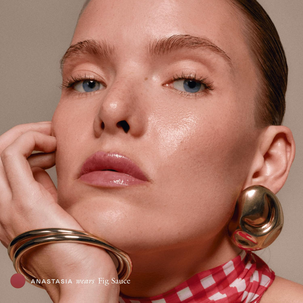 EADEM Le Chouchou applicator close-up shows smooth glide for glossy lips.