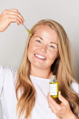 Meadowfoam and jojoba oils image implying ultra-hydration and gentle protection for skin