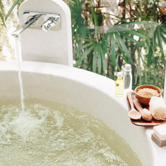 Earthborn Elements Tea Tree Epsom Salt bath-scene highlights a soothing, spa-like soak experience.