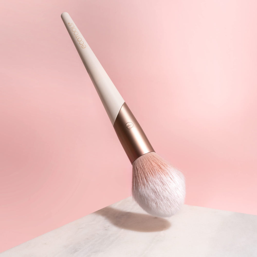 Cerdas finas y densas de EcoTools Luxe Plush para recoger polvo sin exceso.