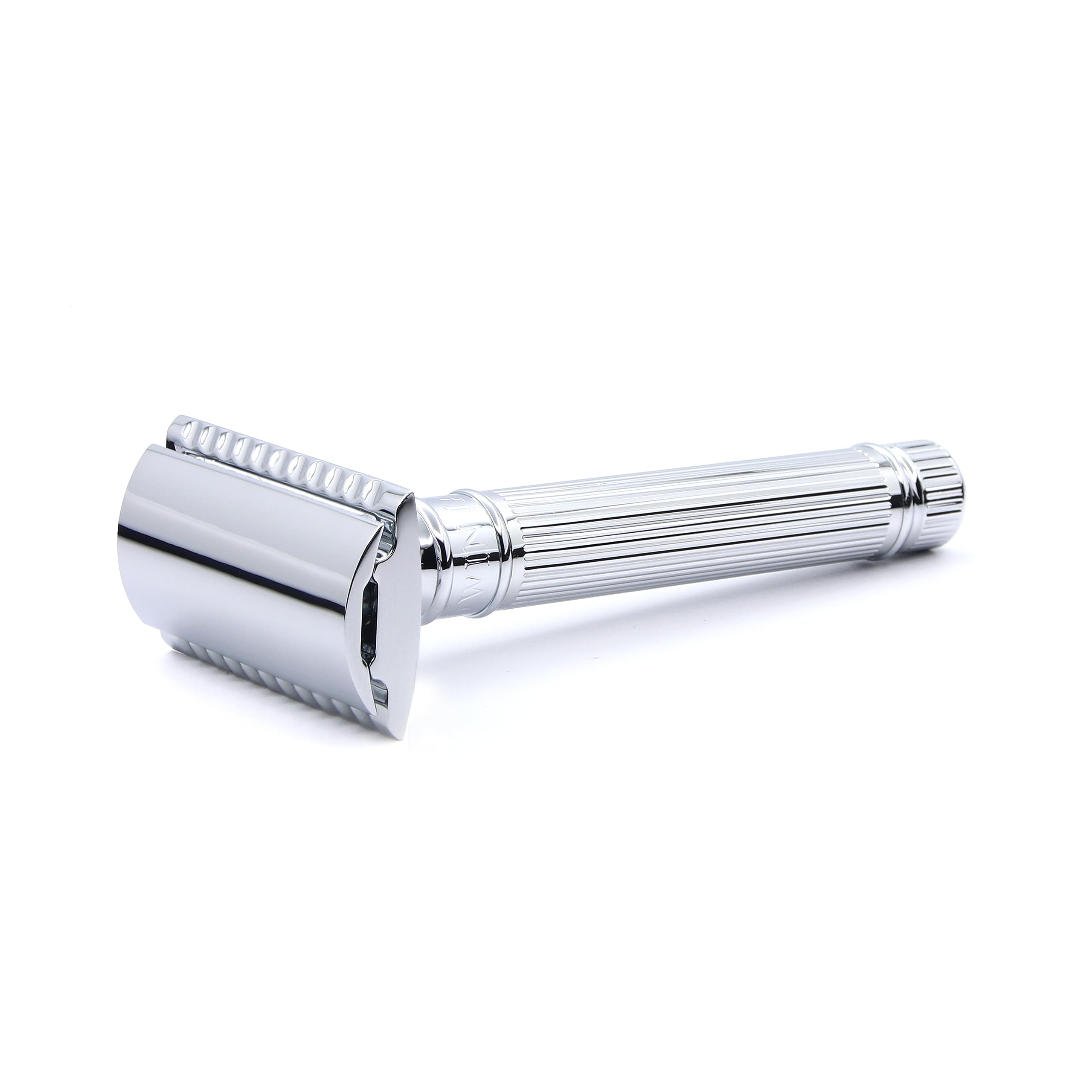 Edwin Jagger DE89LBLAMZ assembled razor with handle demonstrates ergonomic grip and control.