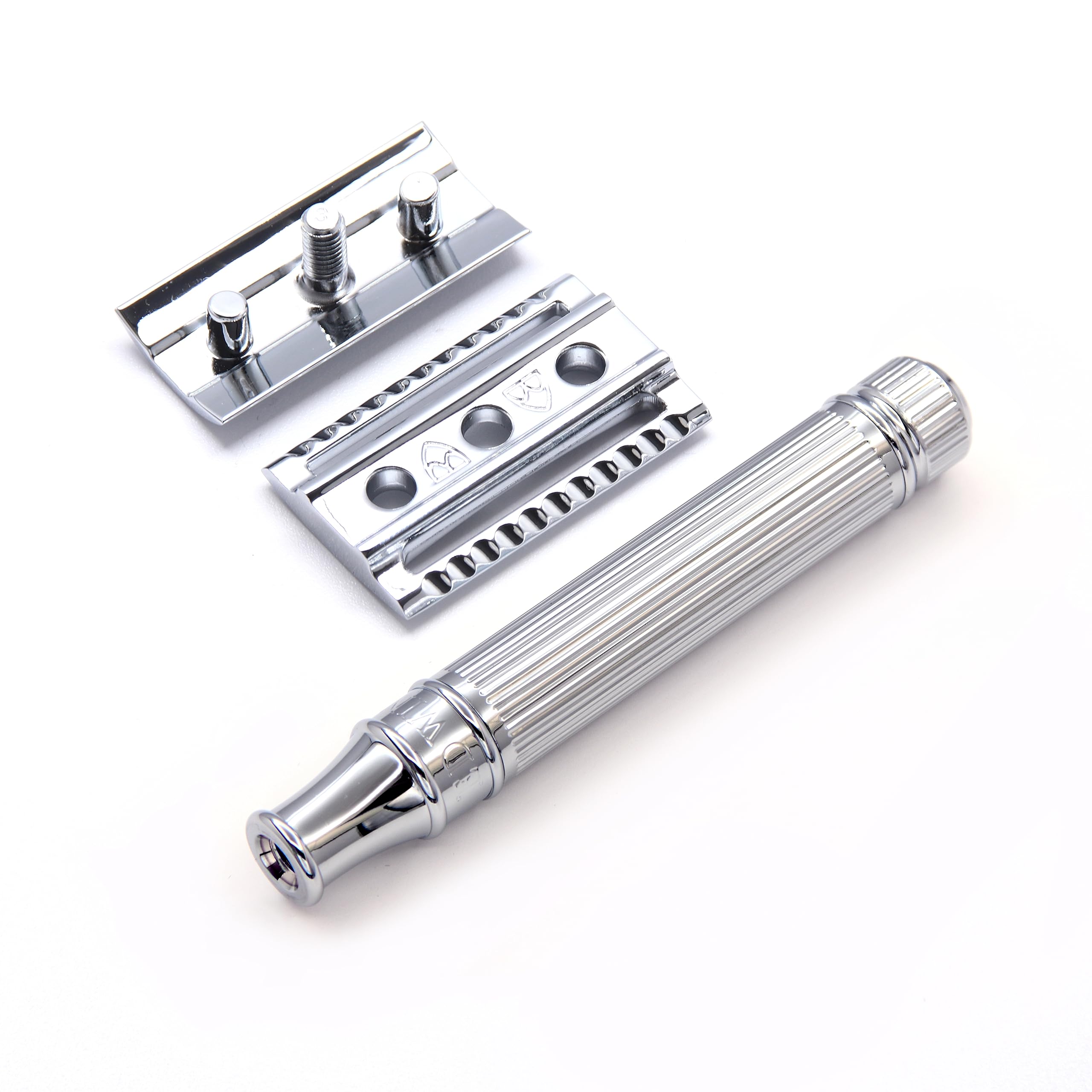 Edwin Jagger DE89LBLAMZ chrome-lined finish emphasizes durable, refined styling.