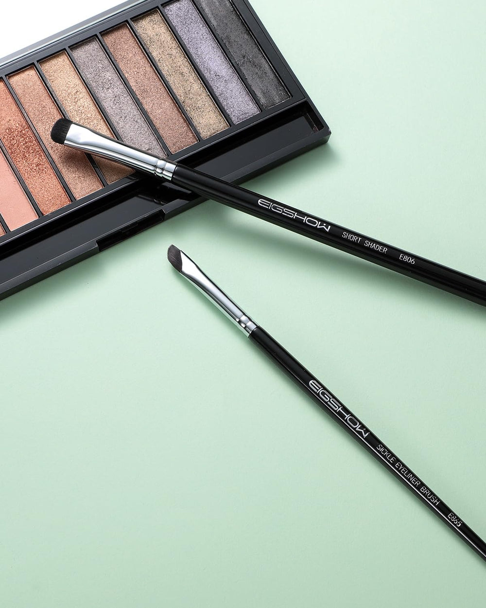 EIGSHOW dense bristle eyeshadow brush provides accurate color placement.