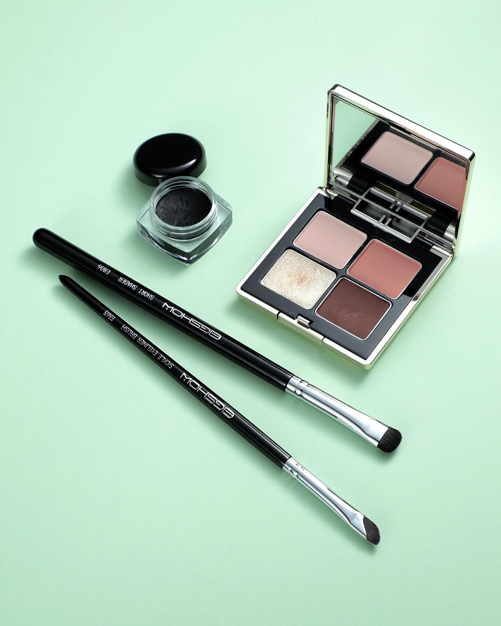 EIGSHOW ergonomic brush design fits hand for steady makeup application.
