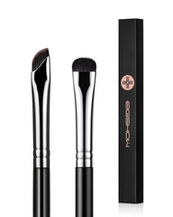 EIGSHOW eyeliner brush angled tip enables precise wing lines.