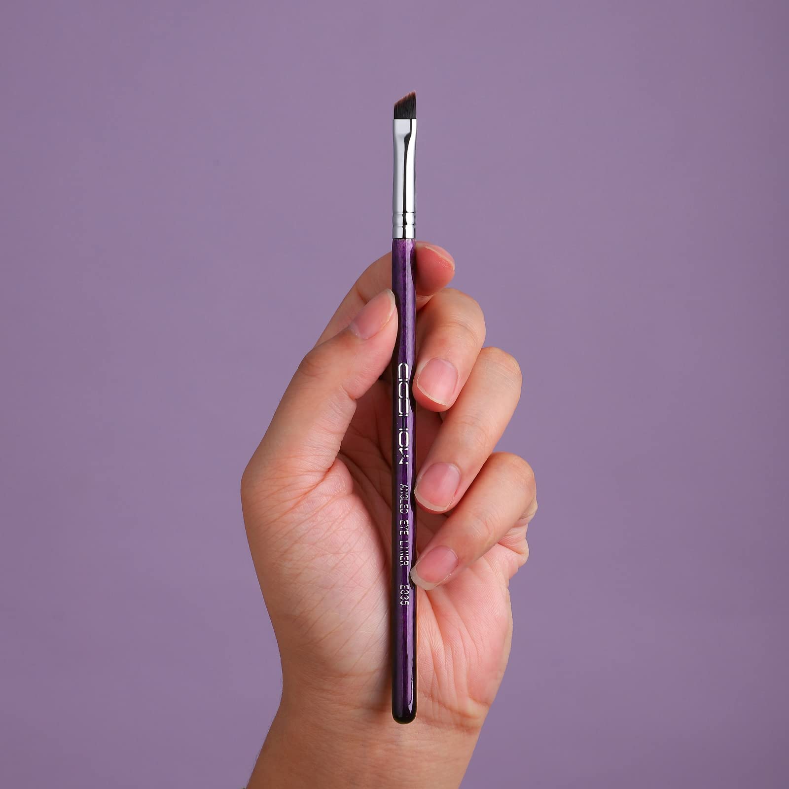 EIGSHOW Handmade Wood Handle emphasizes quality craftsmanship and comfortable grip during makeup.