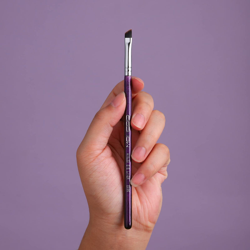 EIGSHOW Handmade Wood Handle emphasizes quality craftsmanship and comfortable grip during makeup.