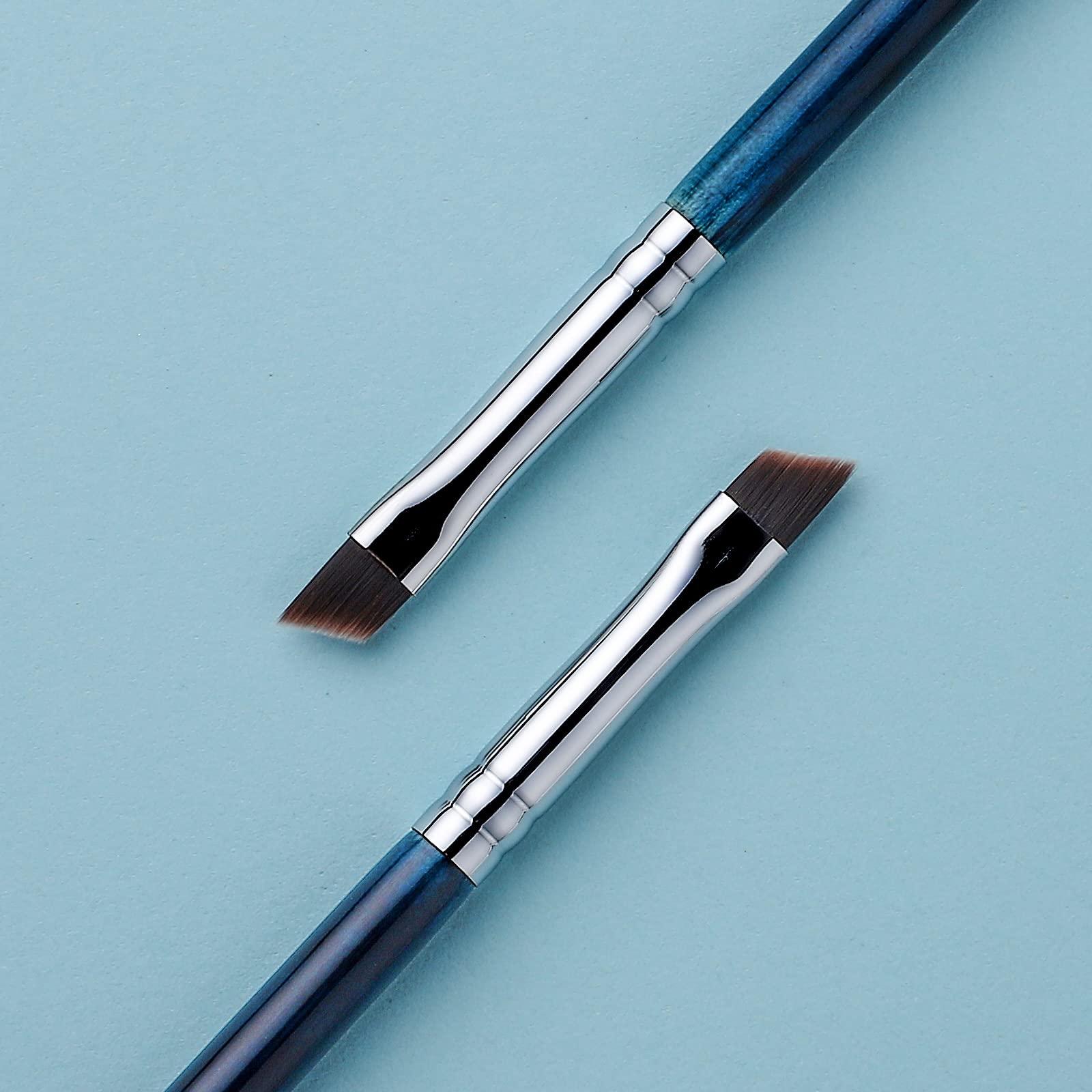 EIGSHOW Eyeliner Brush In-use with gel liner for smooth application