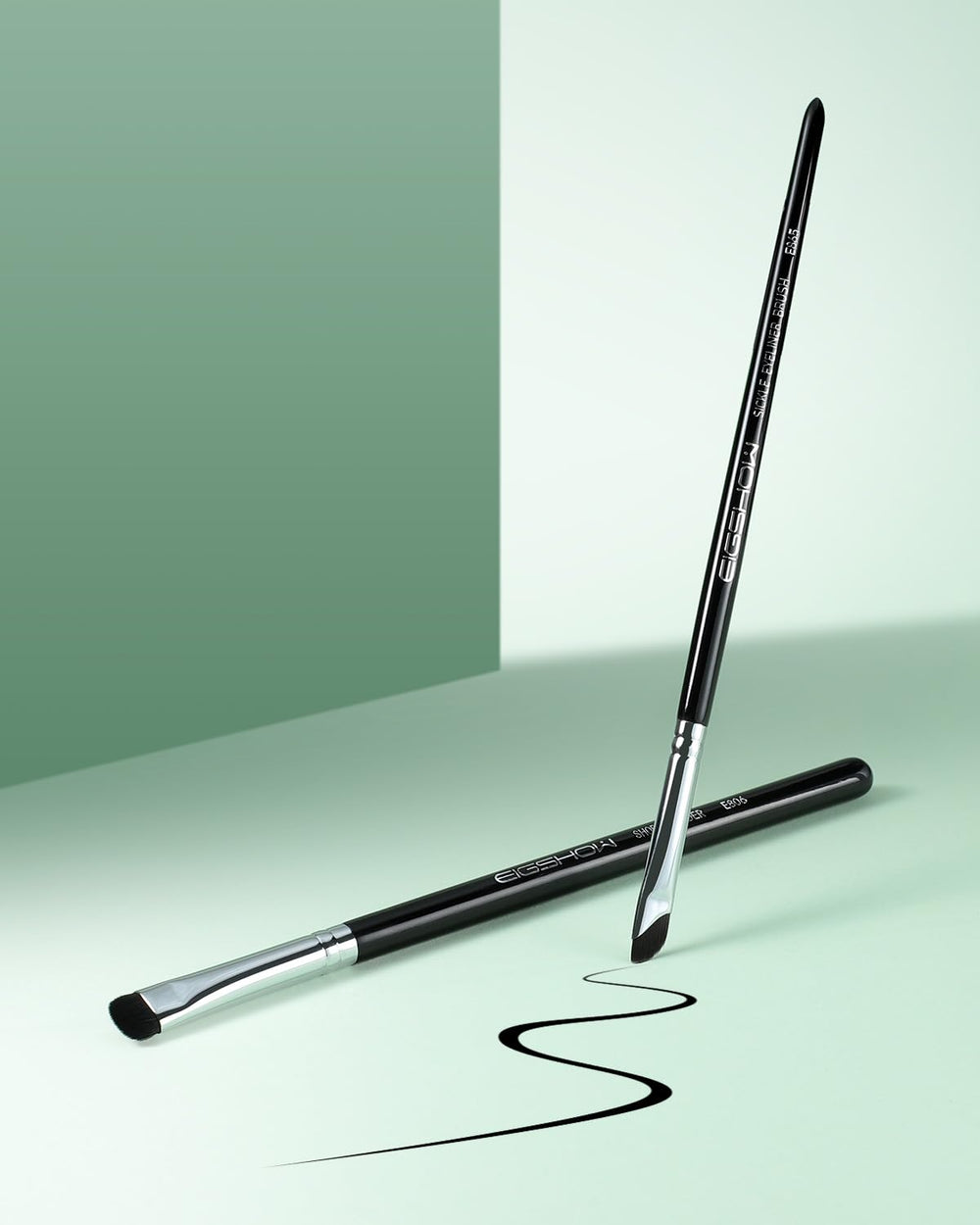 EIGSHOW eyeliner brush precision tip delivers clean lines and control.