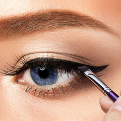 EIGSHOW Eyeliner Brush Ultra Thin Slant enables smooth, even application along the lash line.