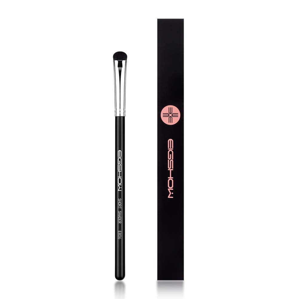EIGSHOW Eyeshadow Smudge Brush ideal for creasing and cat eye definition.