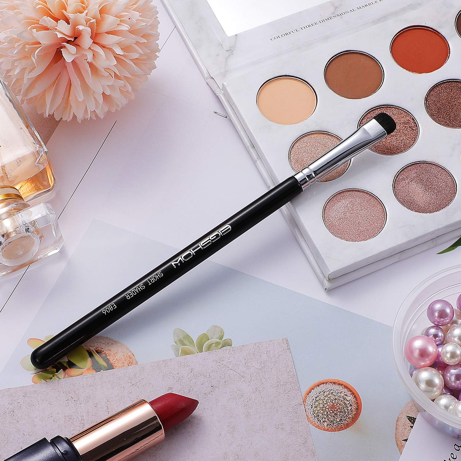 EIGSHOW Eyeshadow Smudge Brush ergonomic handle for comfortable precision.