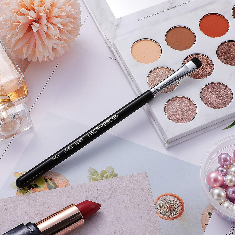 EIGSHOW Eyeshadow Smudge Brush ergonomic handle for comfortable precision.